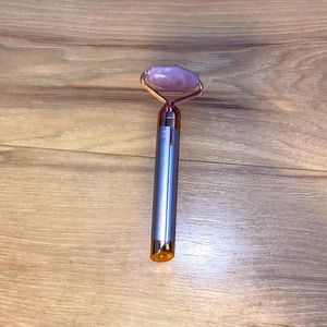 Vibrating face roller (batteries included)